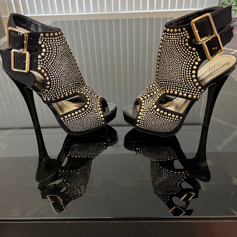 NWOT HOT HOT HOT Peep Toe Cutout Platform Gold Studded Ankle Booties